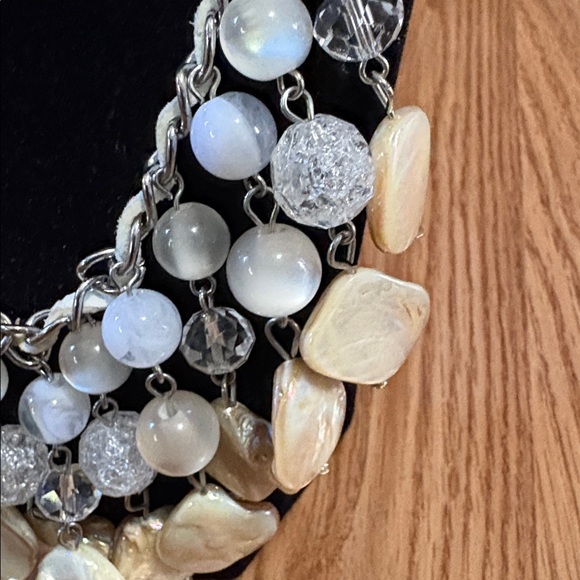 VINTAGE IRIDESCENT MOTHER OF PEARL SHELL AND BEADED BIB CORDED 17-20" NECKLACE - Picture 4 of 9